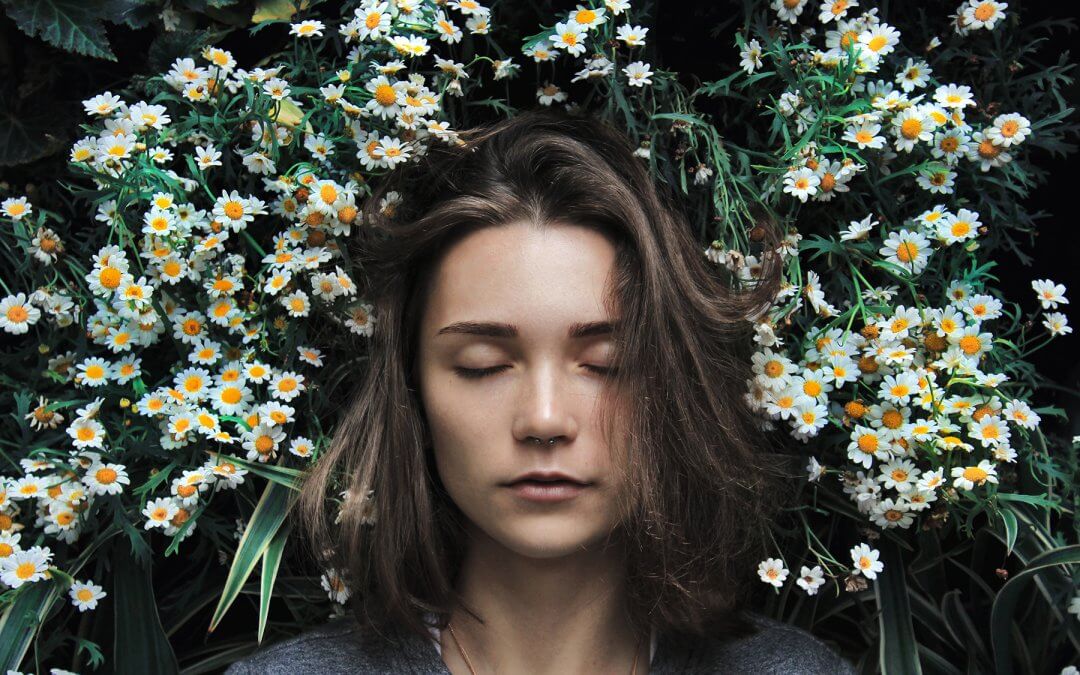 Jeune femme qui dort parmi les fleurs — Fleurs de Bach sommeil – Ann-Danilina - Unsplash